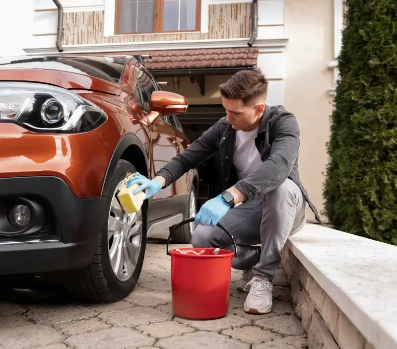 Lavage auto à domicile Saint-Siméon : professionnel intervenant sur un véhicule